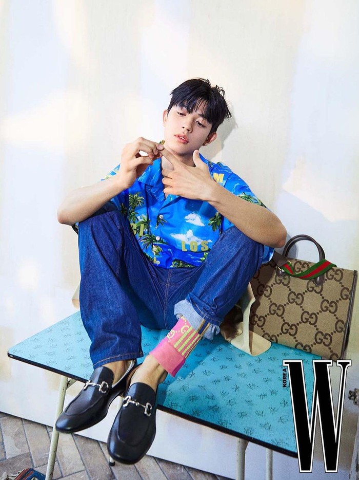 Aktor muda yang namanya melejit lewat serial Netflix 'All of Us Are Dead' ini tampil dengan konsep fresh, youthful, serta warna-warna cerah yang memikat./ Foto: instagram.com/wkorea