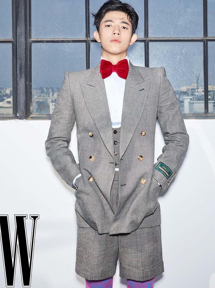 Tampil dengan setelan jas berwaran abu-abu serta dasi kupu-kupu merah, Park Solomon tampil beda dengan mengenakan celana selutut berwarna senada dengan jasnya./ Foto: instagram.com/wkorea