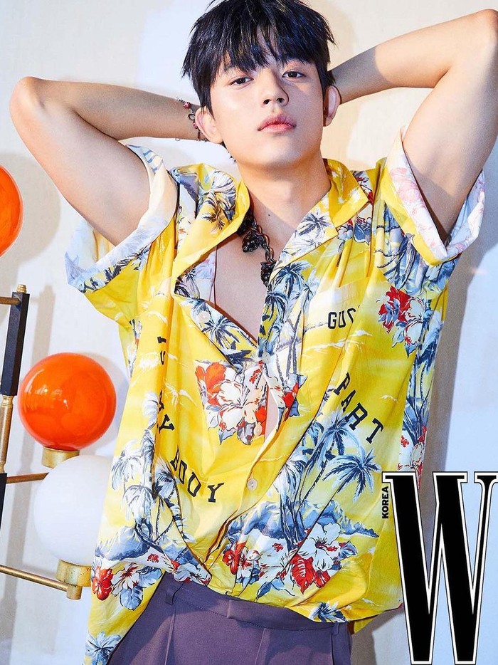 Tampil dengan kemeja berwarna kuning cerah serta motif floral yang terlihat aesthetic, pesona Park Solomon sukses membuat fans makin kagum dengan aktor kelahiran Uzbekistan ini./ Foto: instagram.com/wkorea