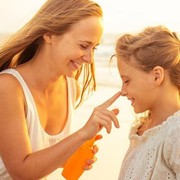 Amankah Penggunaan Sunscreen Pada Anak? Ini 6 Hal yang Harus Diperhatikan Menurut Dokter Kulit