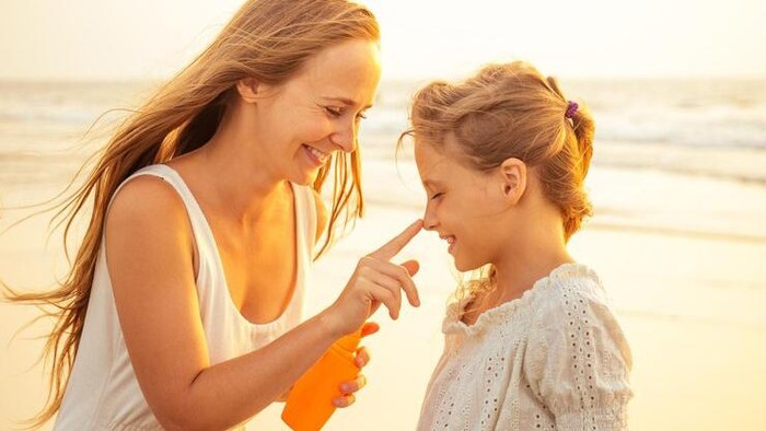 Amankah Penggunaan Sunscreen Pada Anak? Ini 6 Hal yang Harus Diperhatikan Menurut Dokter Kulit