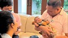 Raul Lemos kunjungi dan gendong baby Ameena