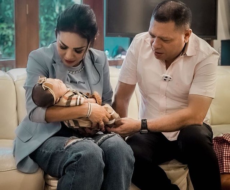 Raul Lemos dan krisdayanti Raul Lemos kunjungi dan gendong baby Ameena