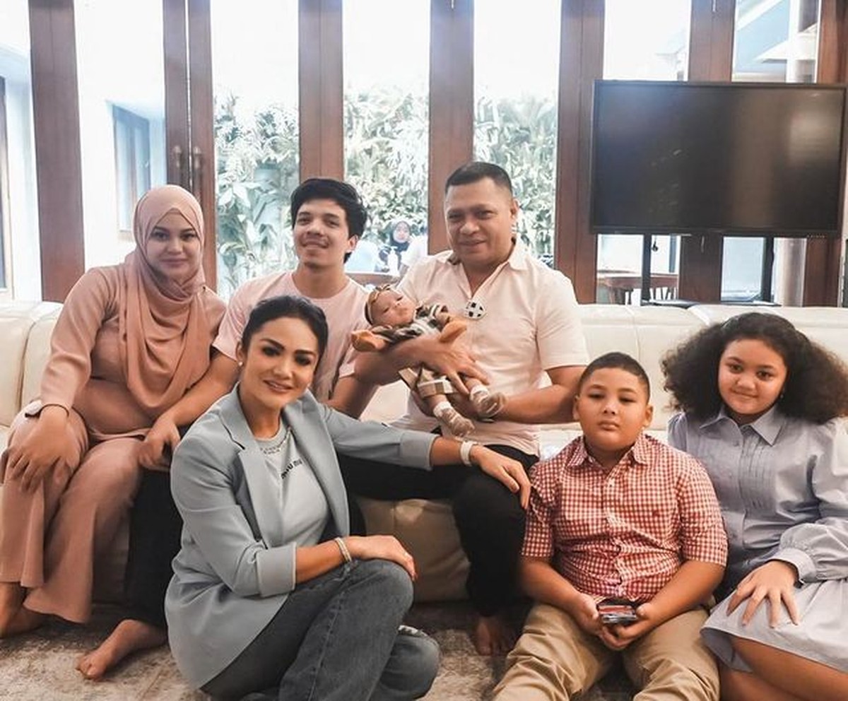 Raul Lemos kunjungi dan gendong baby Ameena
