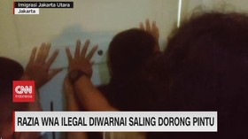 VIDEO: Razia WNA Ilegal Diwarnai Saling Dorong Pintu