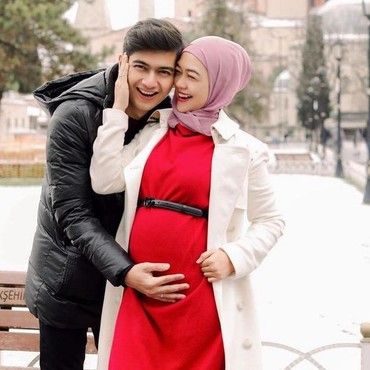 Buat Konten Nangis Saat Ziarah ke Makam Ayah, Ria Ricis Tuai Kiritikan