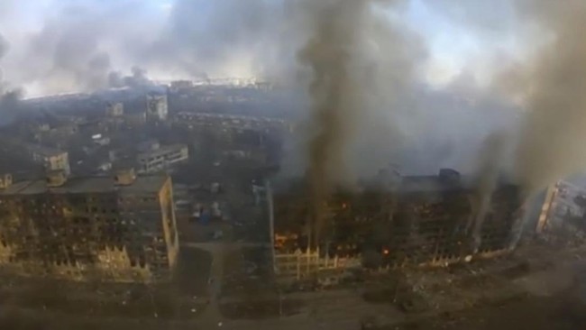 Gudang Palang Merah di Mariupol, Ukraina dihantam dua serangan militer Rusia. Serangan ini dikonfirmasi melalui gambar satelit dari Maxar Technologies.