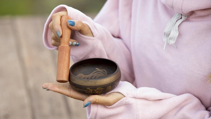Mengenal Singing Bowl, Alat yang Digunakan Mak Rara Pawang Hujan di Sirkuit Mandalika