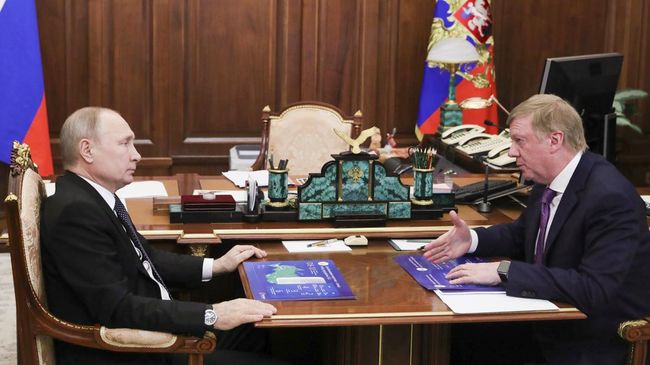 Tangan Kanan Putin Mundur dan Tinggalkan Rusia Tangan kanan Presiden Rusia, Vladimir Putin, Anatoly Chubais, mundur dari posisinya sebagai perwakilan lobi-lobi internasional.