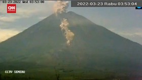 VIDEO: Semeru Kembali Muntahkan Awan Panas Sejauh 4 Km