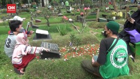 VIDEO: Jelang Ramadan, TPU Karet Bivak Mulai Didatangi Peziarah