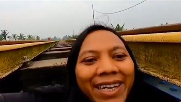 img-title Nekat Ngonten Sembunyi di Kolong Rel Kereta, YouTuber Dede Inoen Minta Maaf