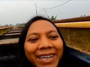img-title Nekat Ngonten Sembunyi di Kolong Rel Kereta, YouTuber Dede Inoen Minta Maaf