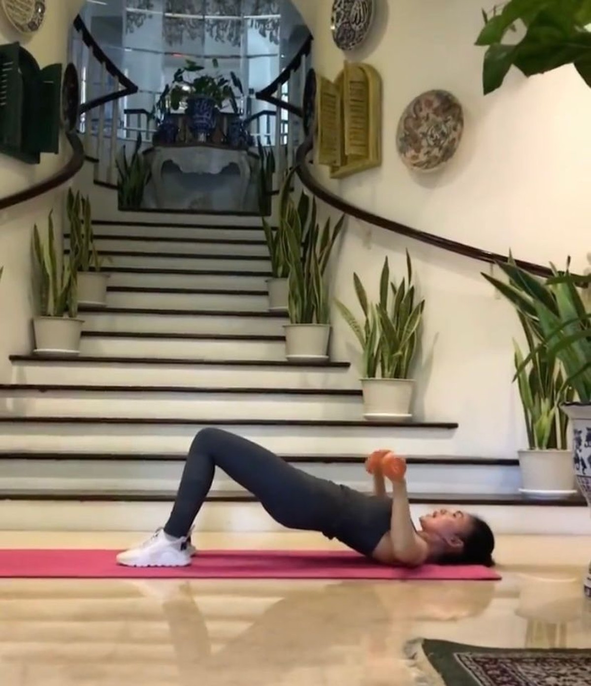 Potret Yuni Shara Saat Olahraga