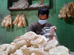 Snapshots: Perajin Kerupuk Pekalongan Ketar-ketir Gegara Minyak Goreng