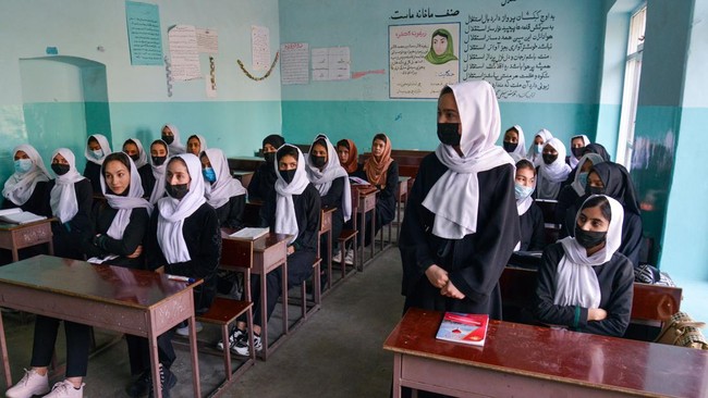 Pemerintah interim Afghanistan, Taliban, mengeluarkan sederet aturan baru sepanjang 2022, dari melarangPNScukur janggut hingga imbauan memenggal maneken.