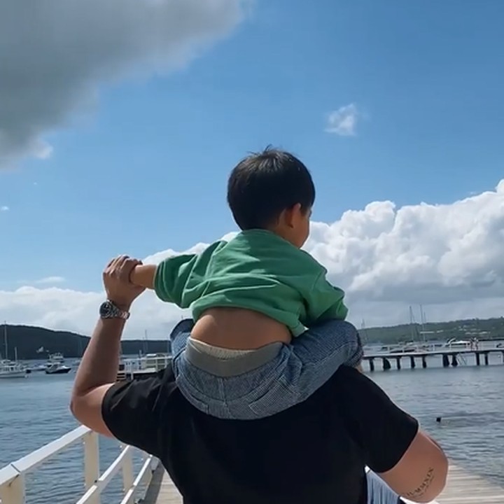 <p>Di Sydney, Chef Arnold terlihat sangat menikmati waktu kesehariannya besama keluarga. (Foto: Instagram @tiffanysoetanto)<br /><br /><br /></p>
