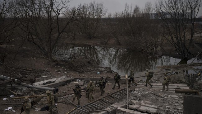 Pemerintah Poltava melaporkan rudal Rusia menyerang dua kota di Ukraina tengah pada Sabtu (2/4). 