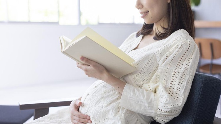 Ilustrasi ibu hamil membaca