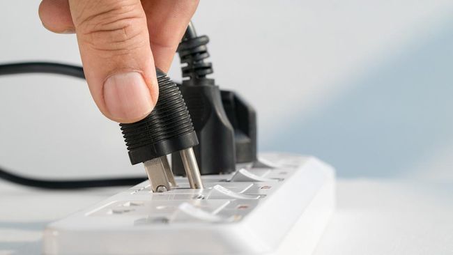 Ada sejumlah barang elektronik yang harus dicabut saat hujan petir. Langkah ini dilakukan untuk mengamankan elektronik agar tidak rusak.