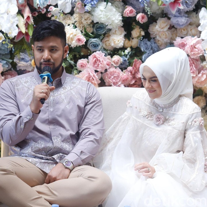 <p>Awalnya melongo tapi, belanja puluhan juta Rupiah tampaknya tak masalah bagi Ammar Zoni. Sebab menanti kelahiran anak keempatnya ini adalah momen tak ternilai harganya, Bun. (Foto: Noel/detikHOT)</p>