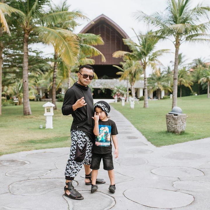 <p>Meski sibuk, Judika selalu meluangkan waktu bersama sang anak. Keduanya sangat kompak ketika tampil back <em>rockstar.</em> (Foto: Instagram @jud1ka)</p>