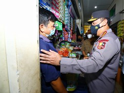 Kapolri Cek Minyak Goreng Curah di Pasar Sehat Soreang