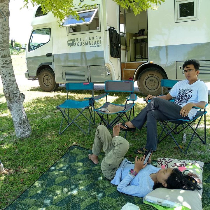 <p>Hiburan mereka begitu sederhana. Cukup turun dari campervan, dan bersantai-santai menikmati pemandangan sebelum melanjutkan perjalanan. Seru banget ya, Bunda? Di campervan ini, mereka juga bisa melakukan berbagai aktivitas seperti di rumah, mulai dari memasak, belajar, hingga tidur. (Foto: Instagram @keluarga.kusmajadi)</p>