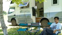 <p>Hiburan mereka begitu sederhana. Cukup turun dari campervan, dan bersantai-santai menikmati pemandangan sebelum melanjutkan perjalanan. Seru banget ya, Bunda? Di campervan ini, mereka juga bisa melakukan berbagai aktivitas seperti di rumah, mulai dari memasak, belajar, hingga tidur. (Foto: Instagram @keluarga.kusmajadi)</p>