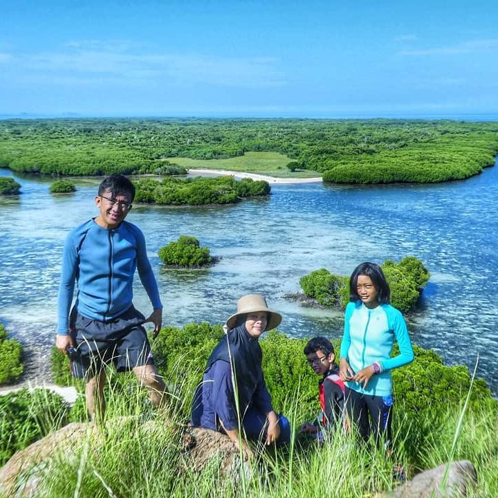 <p>Keluarga Kusmajadi juga mendapatkan banyak <em>skill</em> baru dari perjalanan mereka. Ambu Melati bercerita, kini anak-anaknya bisa melakukan <em>diving</em> dan <em>snorkeling</em> karena sering mengunjungi laut-laut eksotis di seluruh Indonesia. (Foto: Instagram @keluarga.kusmajadi)</p>