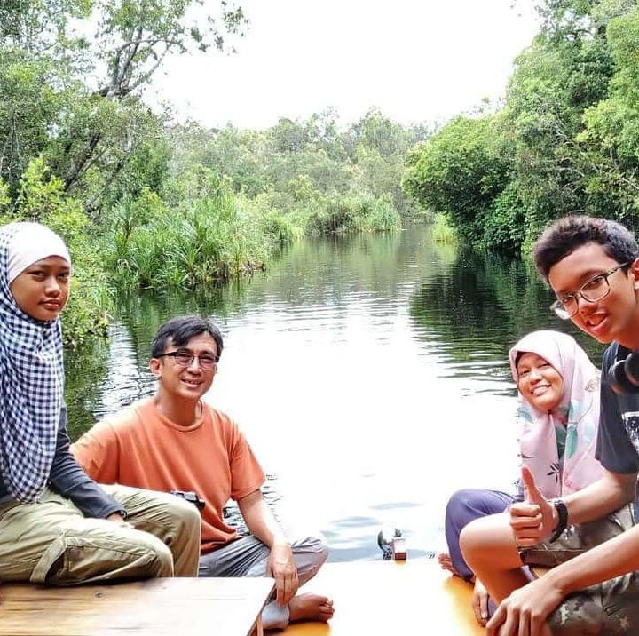 <p>Hal tersebut benar-benar dilakukan oleh Keluarga Kusmajadi. Keluarga yang terdiri dari Abah Dodi, Ambu Melati, Abang Hakim, dan Dek Sabiya ini meninggalkan rumah mereka di Pondok Cabe, Jakarta Selatan, dan memilih berkelana keliling Indonesia dengan memakai mobil campervan. (Foto: Instagram @keluarga.kusmajadi)</p>