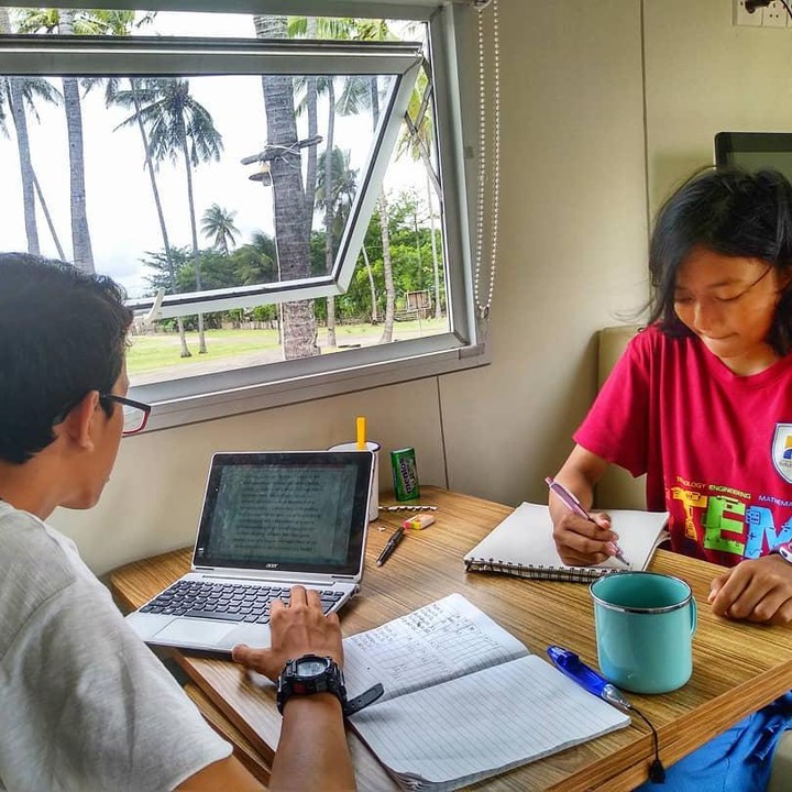<p>Kedua anak mereka, Hakim dan Sabiya yang masih berusia remaja menjalani pendidikan selama di perjalanan. Ada begitu banyak hal yang mereka dapatkan, selain pendidikan akademis. Kedua remaja ini memperluas wawasan mereka dengan mendatangi berbagai tempat, serta berinteraksi dengan para warga lokal di setiap daerah. (Foto: Instagram @keluarga.kusmajadi)</p>