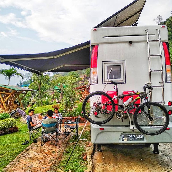 <p>Kala itu, Abah Dodi meninggalkan pekerjaannya di Malaysia dan membeli campervan yang diberi nama Si Moti. Sang istri, Ambu Melati ingin mengajak anak-anaknya berkeliling Indonesia untuk melihat dunia di luar sana. (Foto: Instagram @keluarga.kusmajadi)</p>