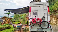 <p>Kala itu, Abah Dodi meninggalkan pekerjaannya di Malaysia dan membeli campervan yang diberi nama Si Moti. Sang istri, Ambu Melati ingin mengajak anak-anaknya berkeliling Indonesia untuk melihat dunia di luar sana. (Foto: Instagram @keluarga.kusmajadi)</p>