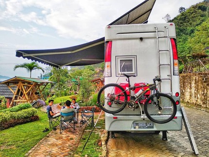 Kisah Keluarga Kusmajadi Besarkan Anak di Campervan, Belajar Sambil Keliling Indonesia