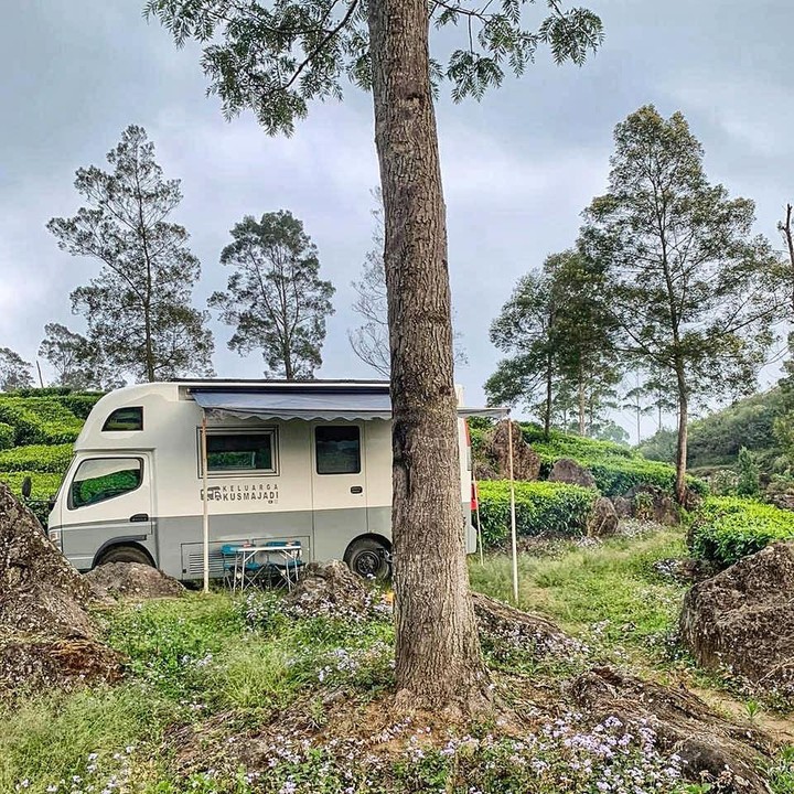 <p>Bunda pernah membayangkan tinggal di rumah berjalan? Berkeliling Indonesia dengan memakai mobil campervan terdengar begitu mengasyikkan ya, Bunda. (Foto: Instagram @keluarga.kusmajadi)</p>