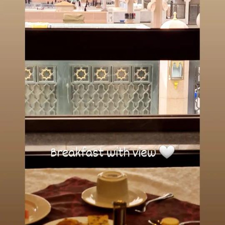 <p>Lulu Tobing juga mengunggah potret ketika sedang menyantap sarapan. Dari hotel, ia bisa melihat langsung suasana di Masjidil Haram. (Foto: Instagram @lutob)</p>