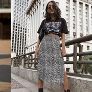 Ingin Terlihat Awet Muda? Inspirasi Fashion dengan Graphic Tee Berikut Wajib Dicoba