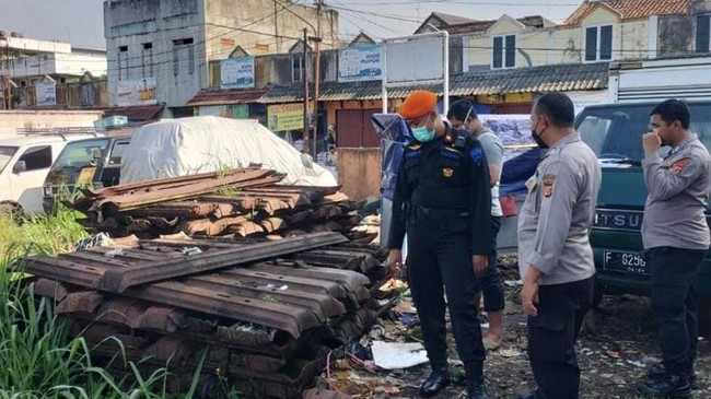 Pelaku pencurian rel kereta api dan sarana lainnya di sejumlah stasiun ditangkap petugas PT Kereta Api Daop 1 Jakarta.