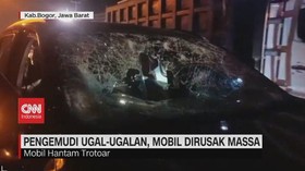 VIDEO: Pengemudi Ugal-Ugalan, Mobil Dirusak Massa