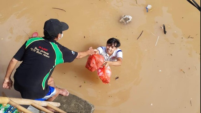 Diterjang banjir bertahun-tahun, warga perumahan di pinggiran Kali Bekasi tak pernah mendapat solusi nyata.