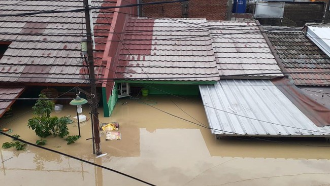 Diterjang banjir bertahun-tahun, warga perumahan di pinggiran Kali Bekasi tak pernah mendapat solusi nyata.