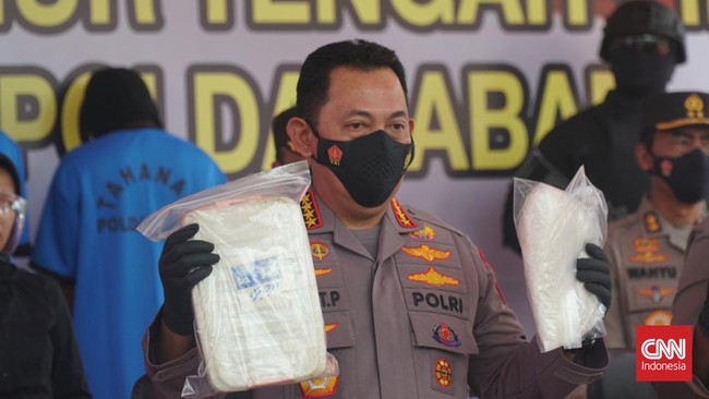 Polisi menetapkan lima orang sebagai tersangka penyelundupan sabu seberat 1,196 ton di Pantai Madasari, Kabupaten Pangandaran, Jawa Barat.