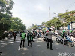 Ribuan Ojol Demo Dishub-Kantor Aplikator di Surabaya