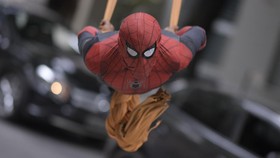FOTO: Aksi Spider-Man Bergelantungan di Jalanan Brasil