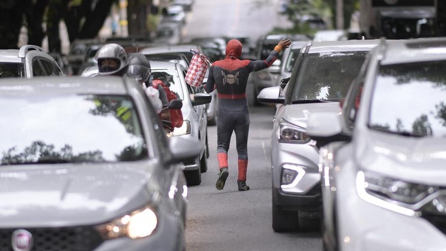 FOTO: Aksi Spider-Man Bergelantungan di Jalanan Brasil
