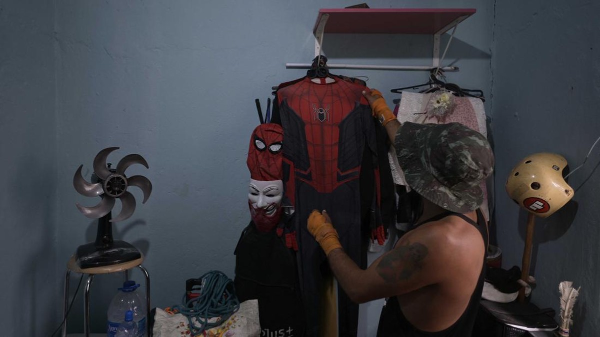 FOTO: Aksi Spider-Man Bergelantungan di Jalanan Brasil