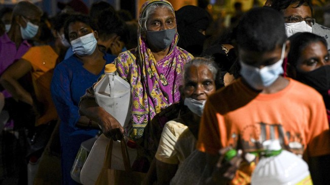 Pemerintah Sri Lanka memblokir media sosial bagi warga setelah menerapkan jam malam di tengah kerusuhan akibat krisis ekonomi negara itu.