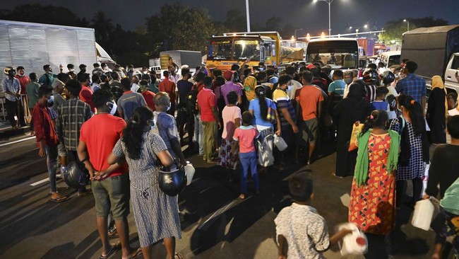 Ratusan WNI dikabarkan tinggal di Sri Lanka kala krisis ekonomi dan politik kian memburuk.