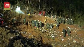 VIDEO: Tim SAR Temukan Potongan Tubuh Dan Serpihan Pesawat